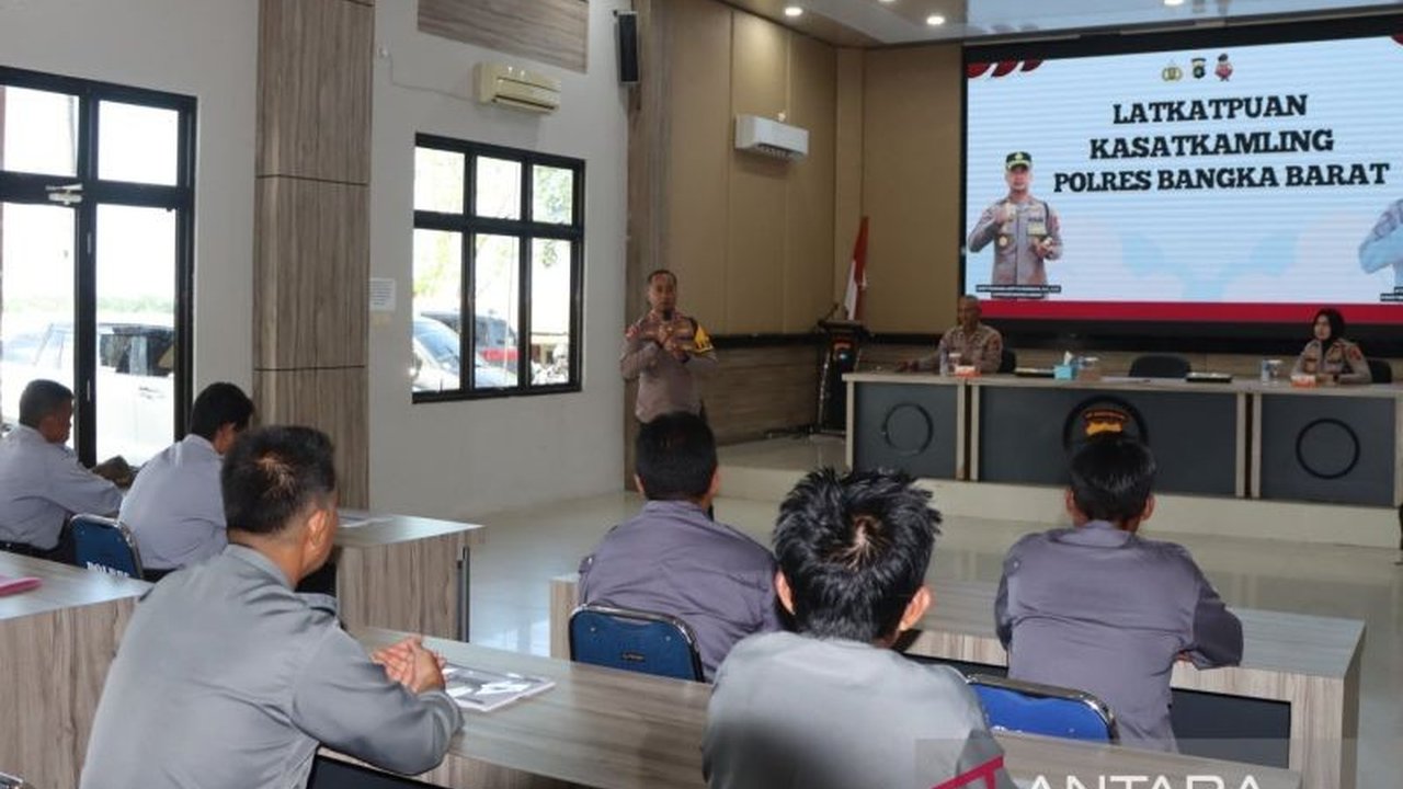 Polres Bangka Barat latih Linmas cegah kebakaran hutan dan lahan (karhutla) dengan memberikan keterampilan dasar penanganan api, meningkatkan kesiapsiagaan masyarakat.
