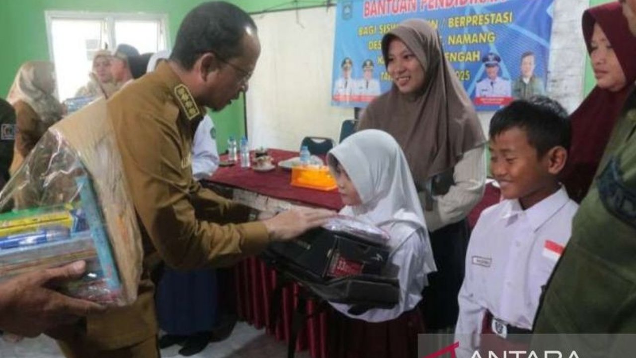 Pemerintah Kabupaten Bangka Tengah kembali menyalurkan Bantuan Perlengkapan Sekolah kepada 35 pelajar berprestasi di Desa Cambai. Simak dampak positifnya bagi pendidikan!