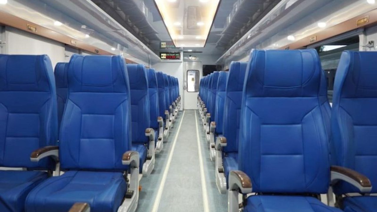 Mulai 1 Agustus 2025, tiket KA Pasundan akan mengalami kenaikan signifikan seiring penggunaan rangkaian kereta ekonomi generasi baru. Siap-siap rasakan kenyamanan ekstra!