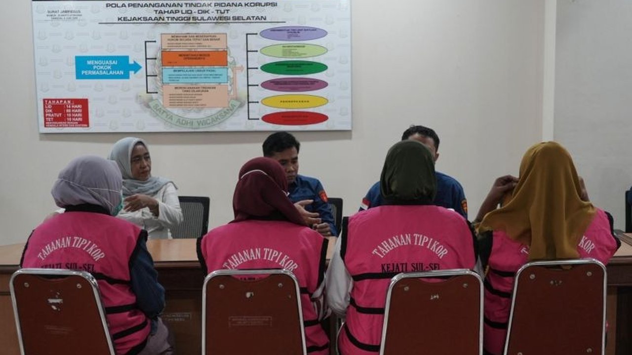 Kejati Sulsel menahan empat tersangka baru dalam kasus korupsi kredit fiktif bank BUMN, menambah total menjadi tujuh tersangka dengan kerugian negara Rp6,56 miliar. Siapa saja mereka?