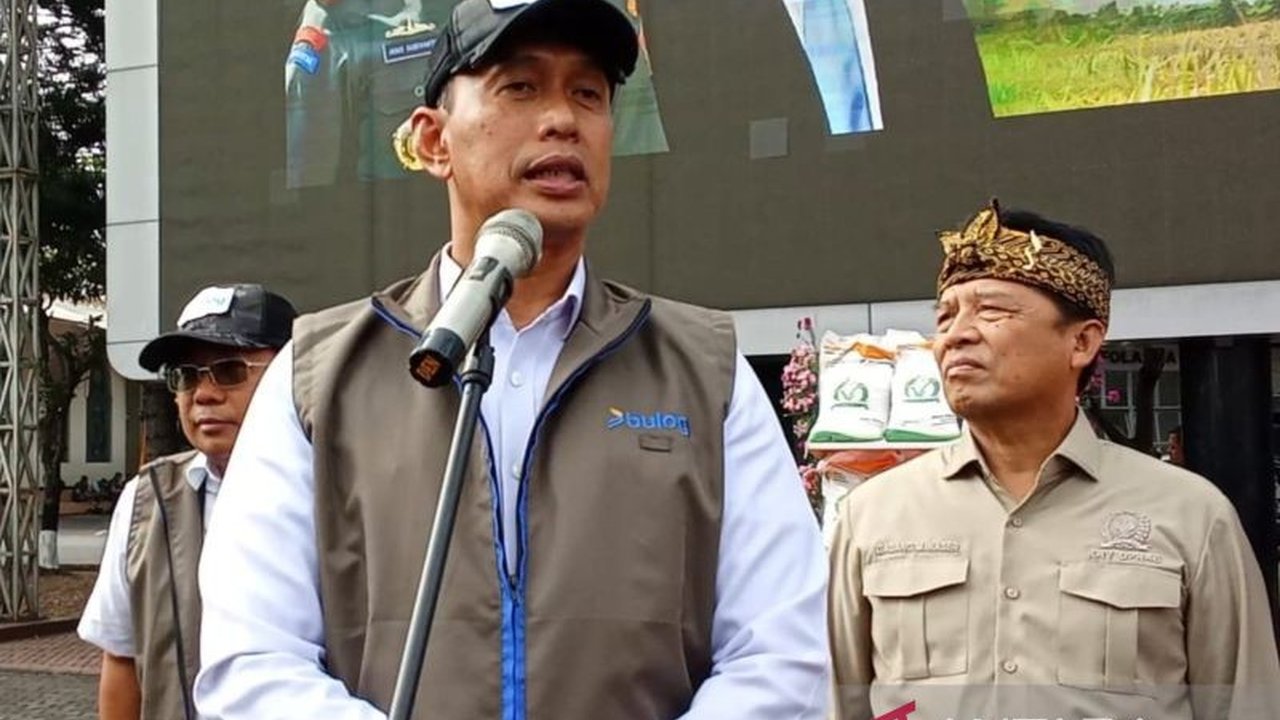 Perum Bulog mencatat rekor stok beras Bulog tertinggi sepanjang sejarah Indonesia, mencapai 4,2 juta ton, menjamin ketersediaan pangan nasional.