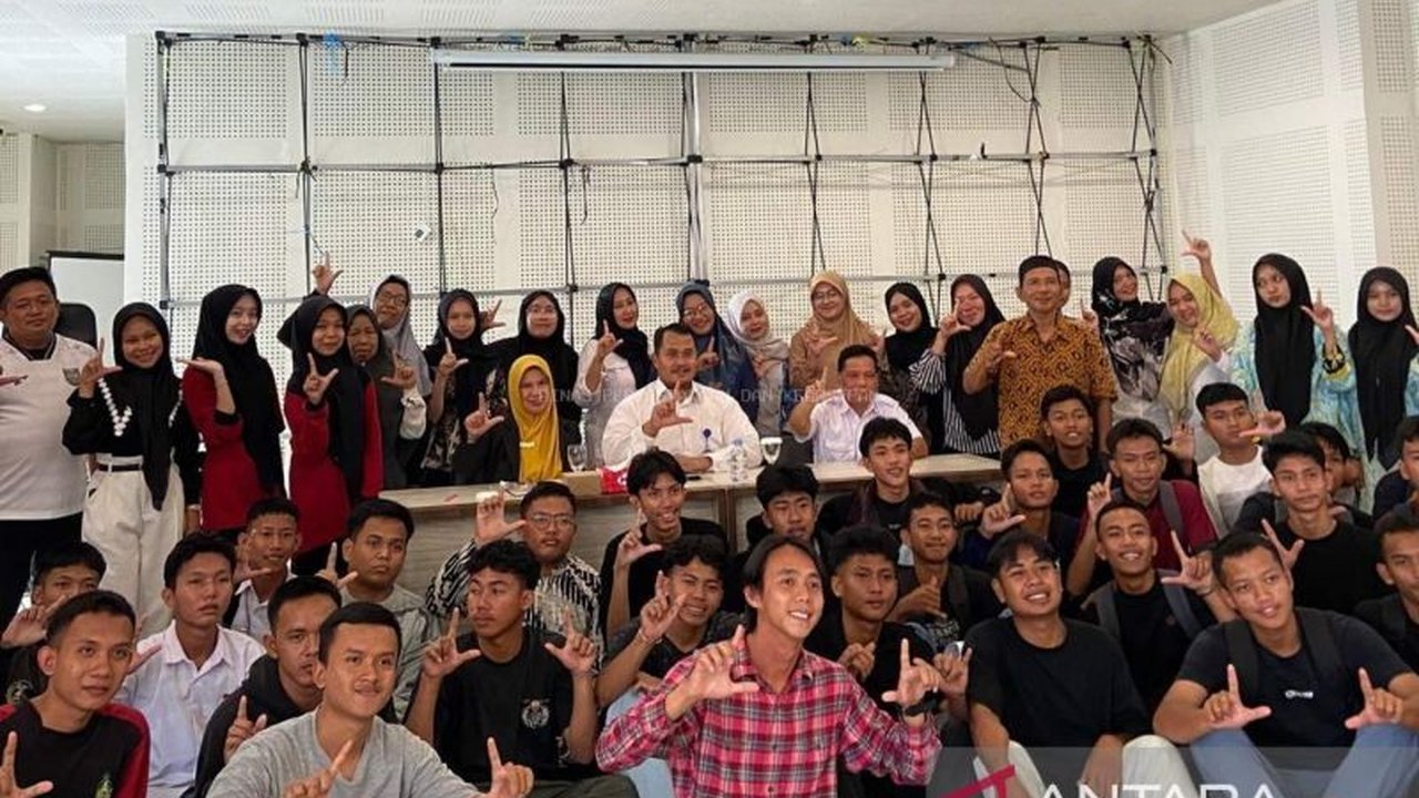 Dinas Perpustakaan dan Kearsipan Bangka Barat melatih puluhan pemuda menulis konten berbasis budaya lokal. Upaya ini bertujuan memperkuat Literasi Budaya Lokal dan melestarikan warisan daerah.