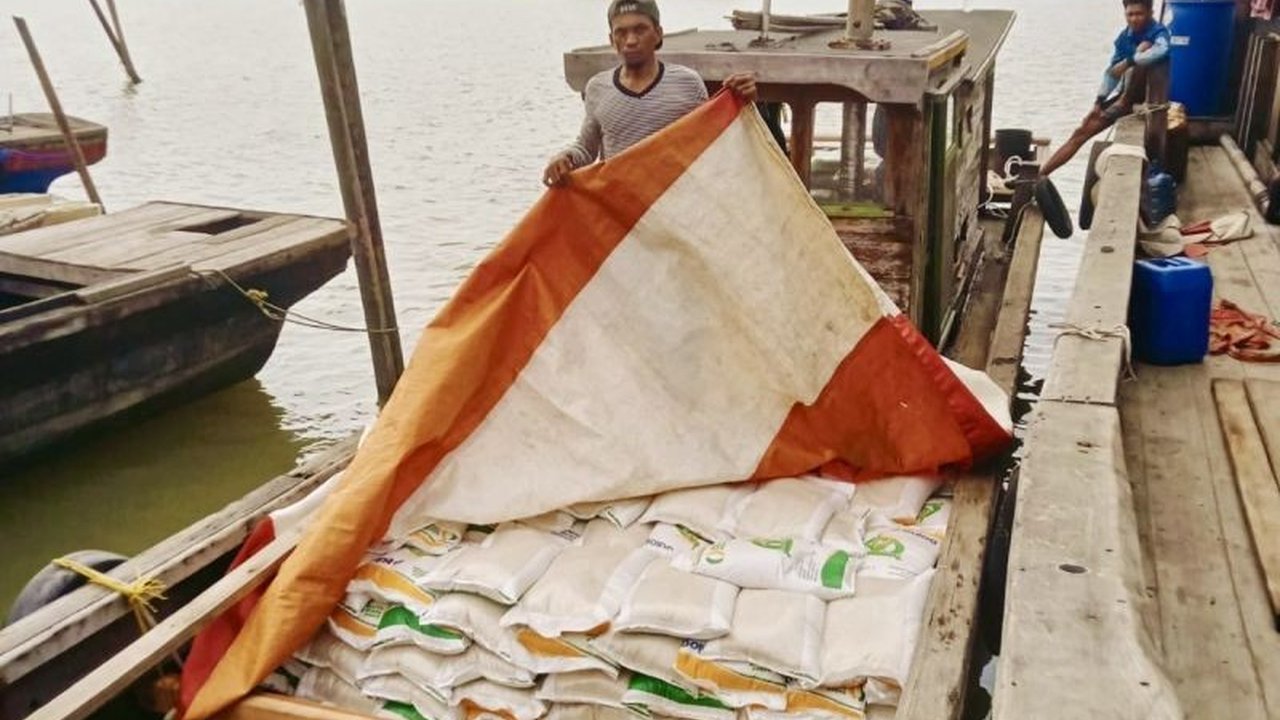 Perum Bulog Batam terus mendistribusikan bantuan pangan beras Bulog kepada puluhan ribu keluarga penerima manfaat, menembus tantangan geografis hingga pulau terluar.