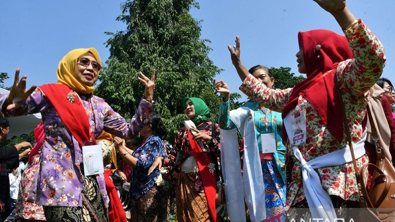Kebaya Busana Tanpa Sekat Sosial, busana tradisional Indonesia, kini diakui sebagai warisan budaya UNESCO dan memiliki Hari Kebaya Nasional. Mengapa kebaya begitu istimewa?