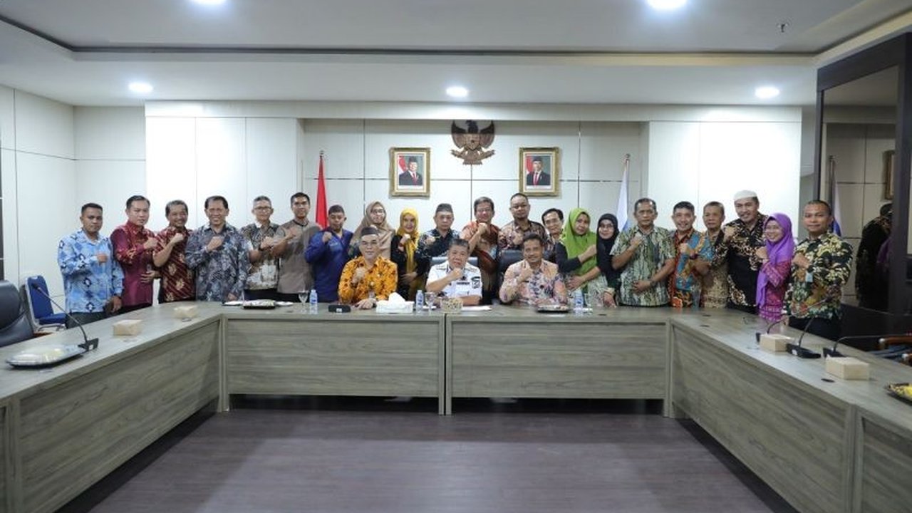 Gubernur Kepulauan Bangka Belitung Hidayat Arsani menjamin bantuan hukum bagi sekolah penerima DAK. Ini langkah berani demi peningkatan fasilitas pendidikan.