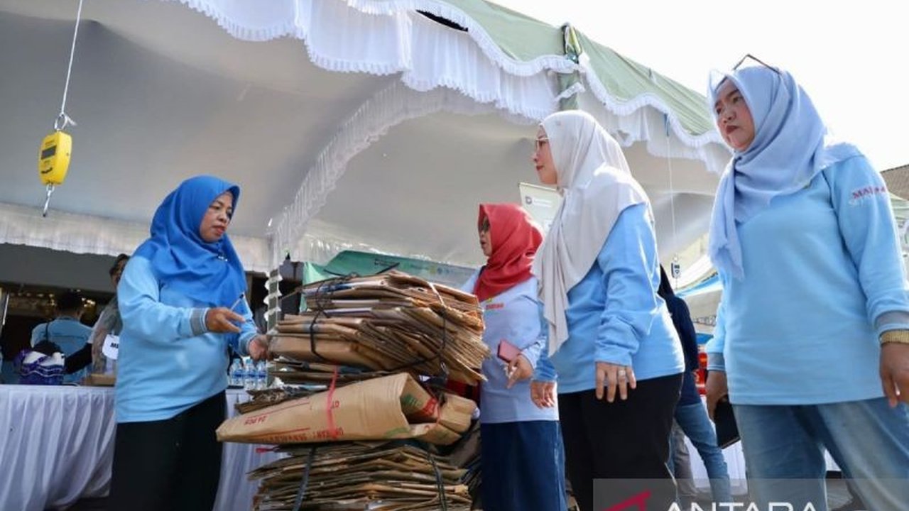 Pemerintah Kota Banjarmasin meluncurkan program inovatif Tukar Sampah Sembako, mendorong warga memilah sampah dari rumah untuk ditukar kebutuhan pokok. Bagaimana dampaknya?