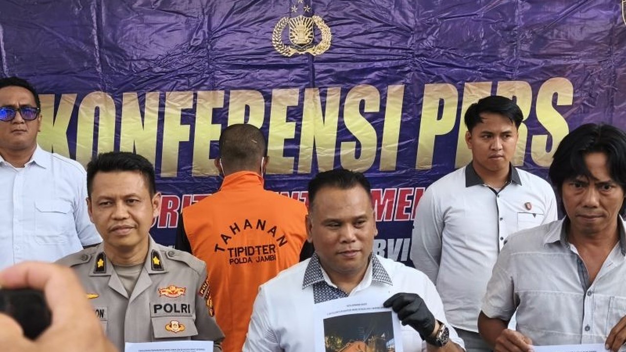 Praktik Penambangan Emas Ilegal di Jambi berhasil dibongkar Polda Jambi. Seorang operator alat berat diamankan, mengungkap modus operandi canggih dan ancaman denda Rp100 miliar.