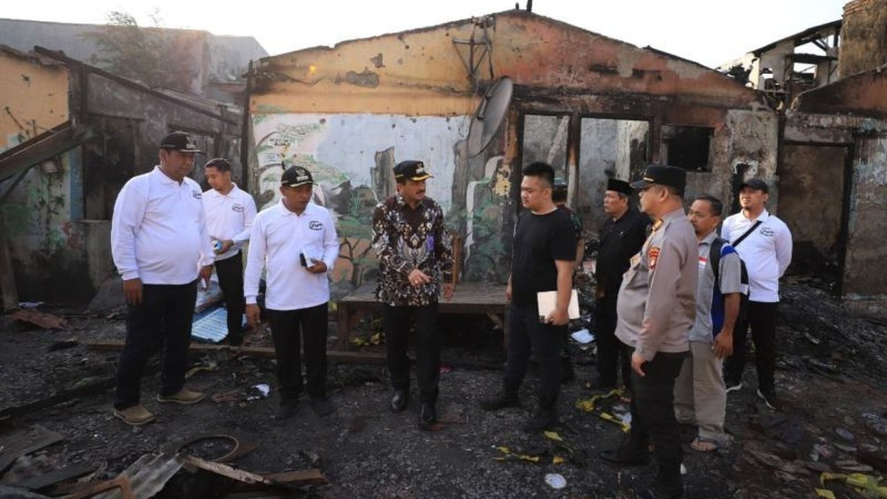 Pemerintah Kota Jakarta Selatan bergerak cepat dalam Pembersihan Puing Kebakaran Jaksel di Grogol Utara. Ratusan petugas dikerahkan, bagaimana nasib 61 KK terdampak?