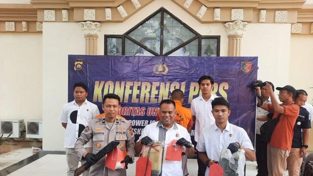 Polda Jambi berhasil mengamankan dua pelaku Karhutla Jambi di Batang Hari. Siapa mereka dan berapa ancaman hukuman yang menanti para pembakar hutan ini?