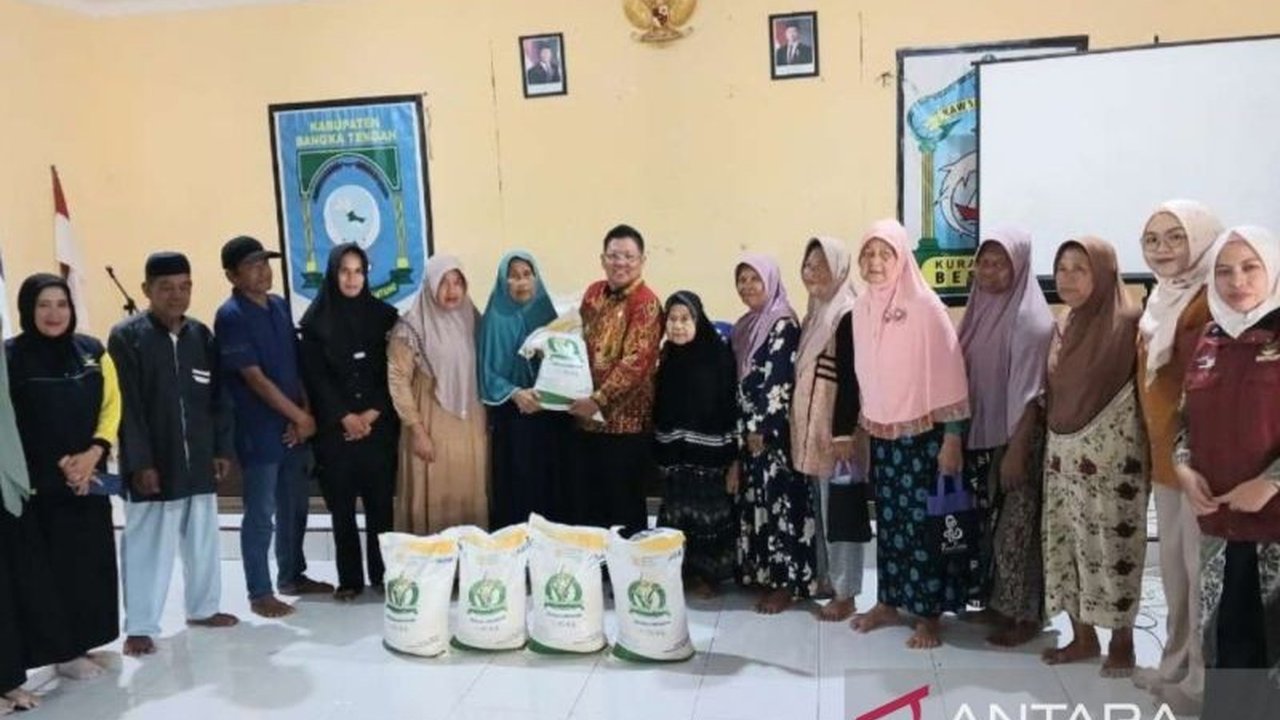 Pemerintah Kabupaten Bangka Tengah sukses menyalurkan 147,2 ton beras CPP kepada 7.364 keluarga, wujud komitmen menjaga ketahanan pangan dan menekan inflasi di daerah.