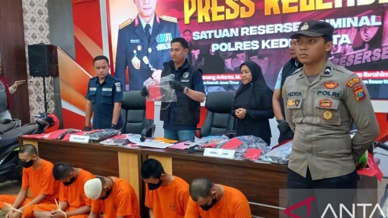 Polres Kediri Kota mengungkap kasus pengeroyokan anak di bawah umur yang melibatkan lima pelaku, tiga di antaranya masih di bawah umur, di Kecamatan Mojo. Apa motifnya?