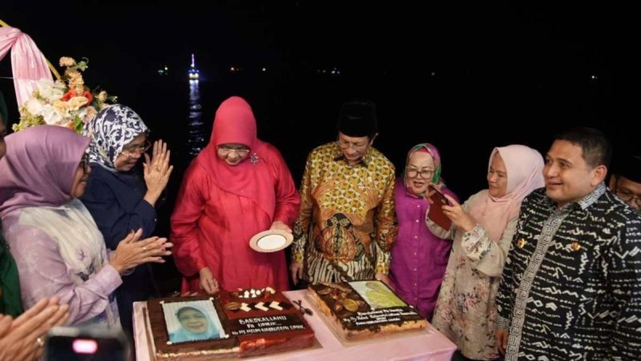 Pemerintah Kota Makassar menyelenggarakan jamuan istimewa bagi Menteri Agama RI di atas Kapal Pinisi, menawarkan pengalaman tak terlupakan menikmati sunset Pantai Losari. Ada apa di balik momen ini?