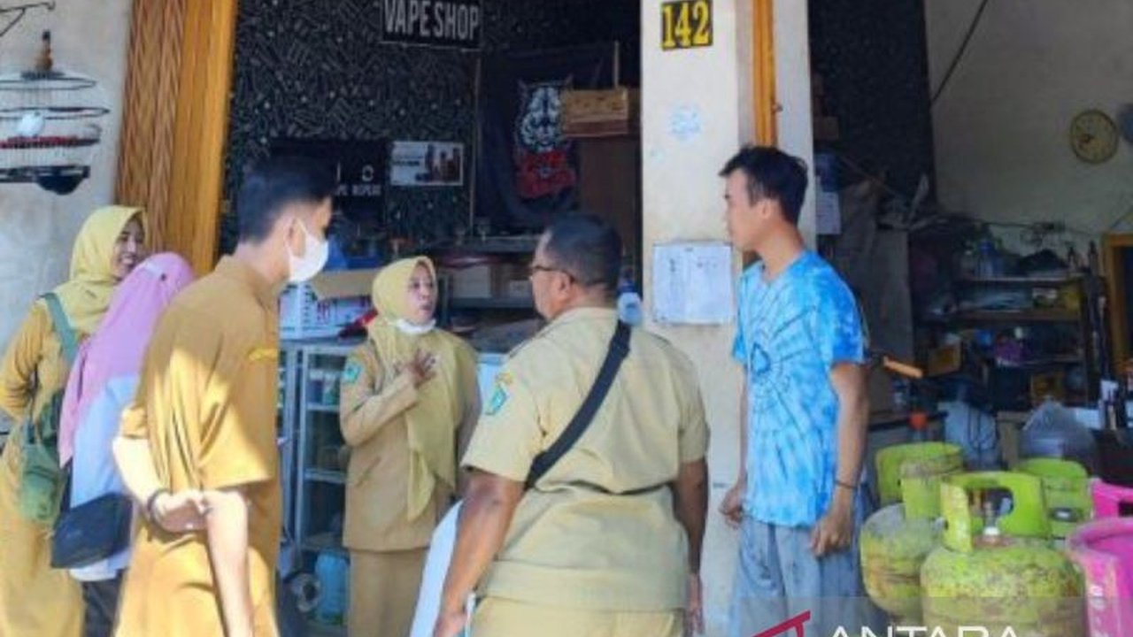 Pemerintah Kabupaten Sampang resmi melarang Aparatur Sipil Negara (ASN) menggunakan LPG subsidi 3 kg. Kebijakan ini bertujuan memastikan subsidi tepat sasaran dan mencegah penyalahgunaan.