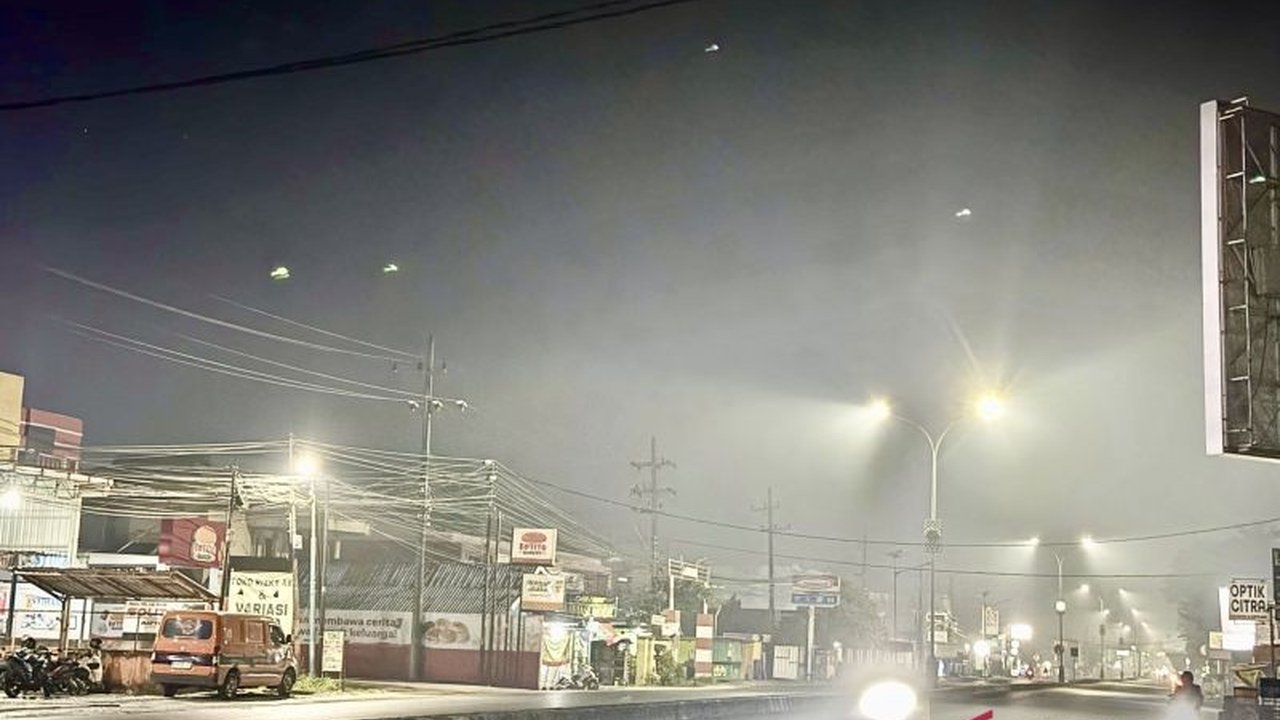 Kabut Asap Karhutla kembali menyelimuti kawasan Landasan Ulin Banjarbaru pada Jumat dini hari, menimbulkan bau menyengat dan mengganggu pandangan pengendara.