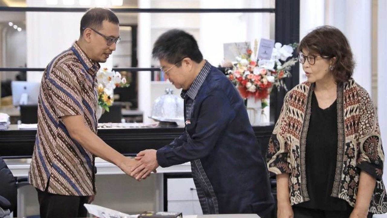 Pemerintah Kota Makassar dan Konsulat Jenderal Jepang menjajaki kolaborasi inovatif dalam pengolahan sampah organik, mengubahnya menjadi pupuk cair. Akankah ini jadi solusi masalah sampah?