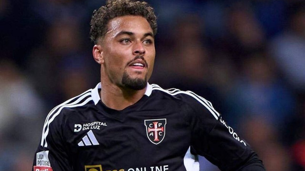 Olympique Lyon sukses amankan transfer Ruben Kluivert, bek muda bertalenta putra legenda Patrick Kluivert, dari Casa Pia. Berapa nilai transfernya dan apa dampaknya?