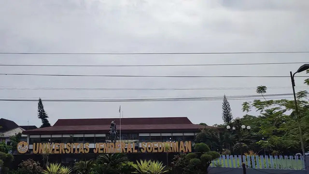 Halaman rektorat kampus Universitas Jenderal Soedirman (Unsoed) Purwokerto, Kabupaten Banyumas, Jawa Tengah.