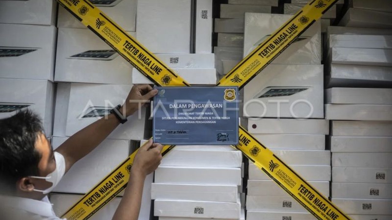 Center of Reform on Economics (CORE) mendesak pemerintah melakukan pengetatan impor untuk menyelamatkan industri domestik dari gempuran produk ilegal murah. Apa saja rekomendasinya?