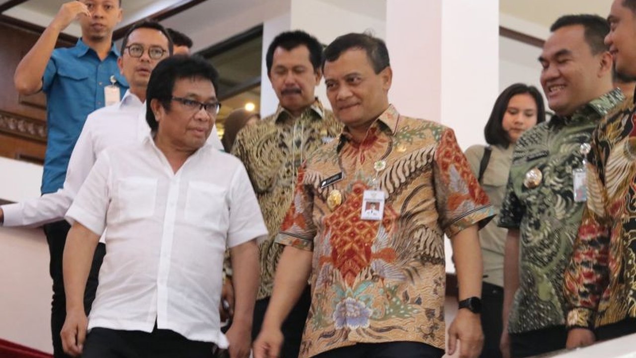 Komisi V DPR RI memberikan dukungan penuh terhadap pengajuan anggaran Rp1,7 triliun untuk Penanganan Rob Sayung di Demak. Simak bagaimana upaya ini dapat mengatasi dampak banjir rob yang meresahkan.