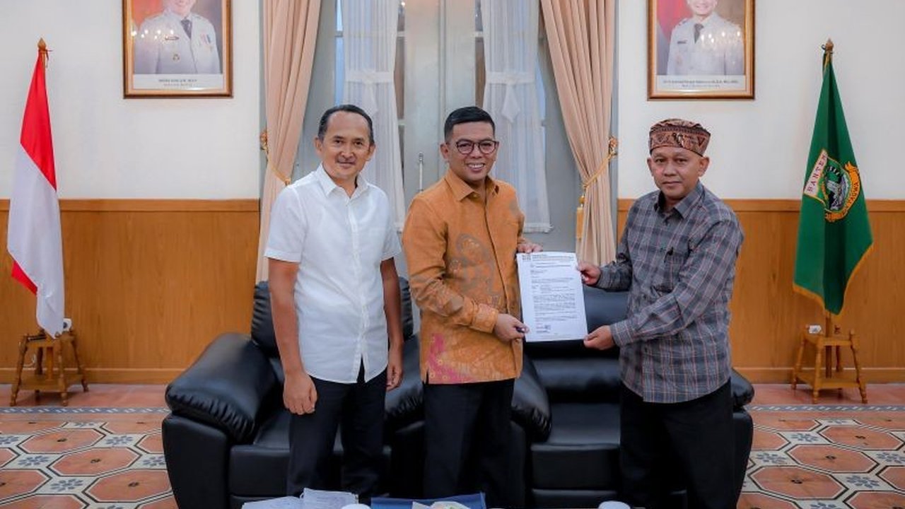 Gubernur Banten Andra Soni menegaskan komitmennya dalam mendukung penuh penguatan Desa Adat Banten sebagai fondasi kemandirian desa. Simak detailnya!