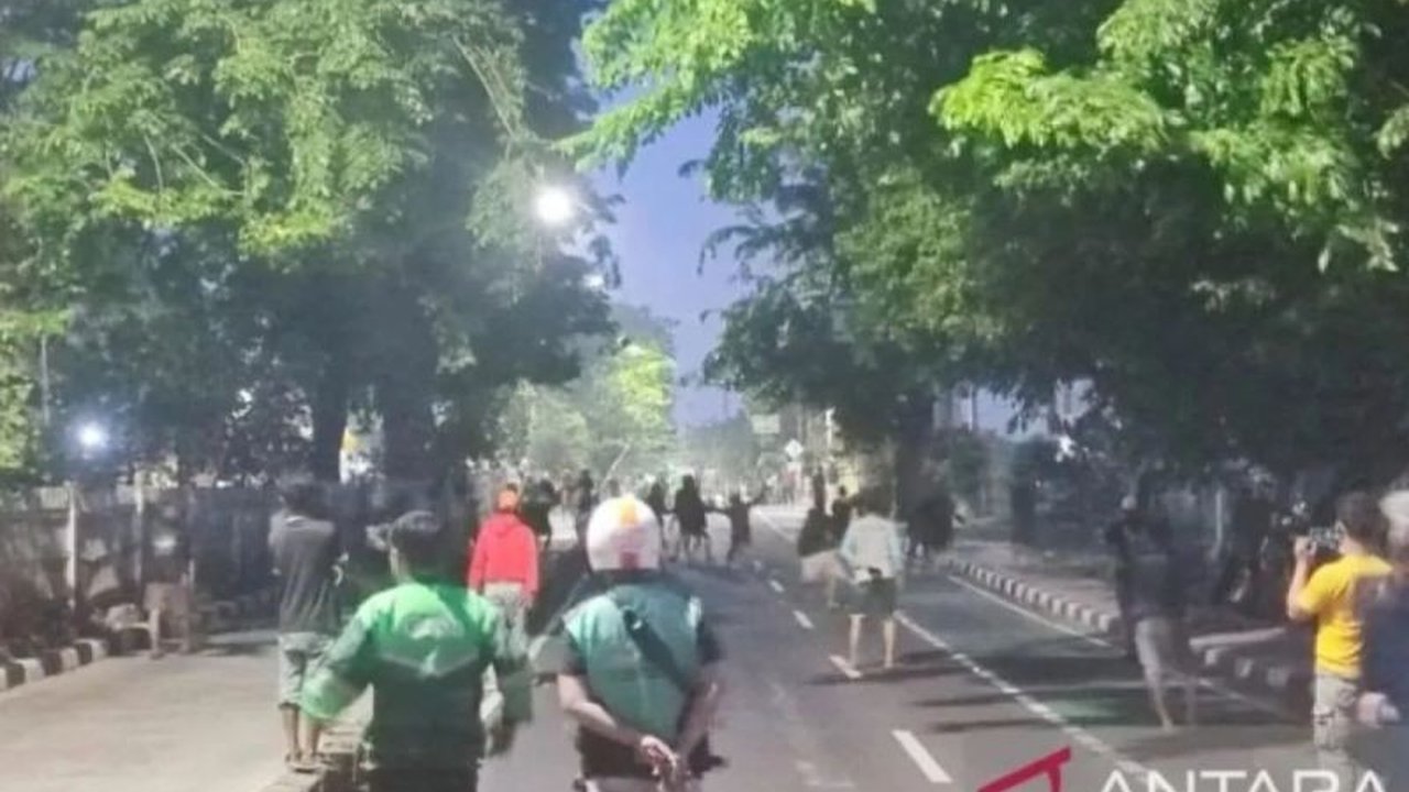 Polisi berhasil melakukan penangkapan pelaku tawuran Matraman yang menewaskan satu orang. Dua tersangka utama diringkus, sementara dua lainnya masih buron. Apa motif di baliknya?