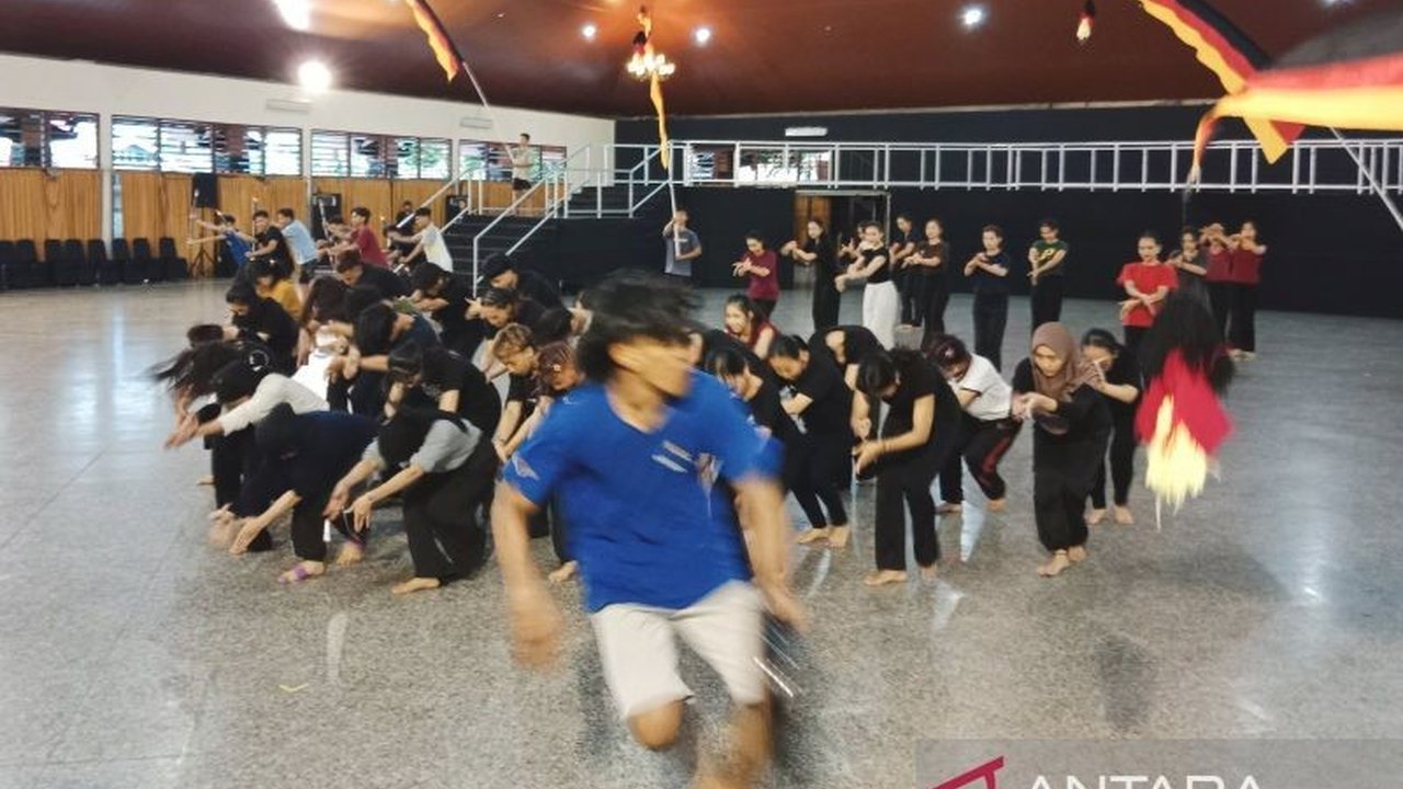 Pagelaran Sabang Merauke 2025 siap memukau dengan 351 penari lintas generasi. Temukan keunikan tema 'Hikayat Nusantara' dan keterlibatan figur publik di sini!