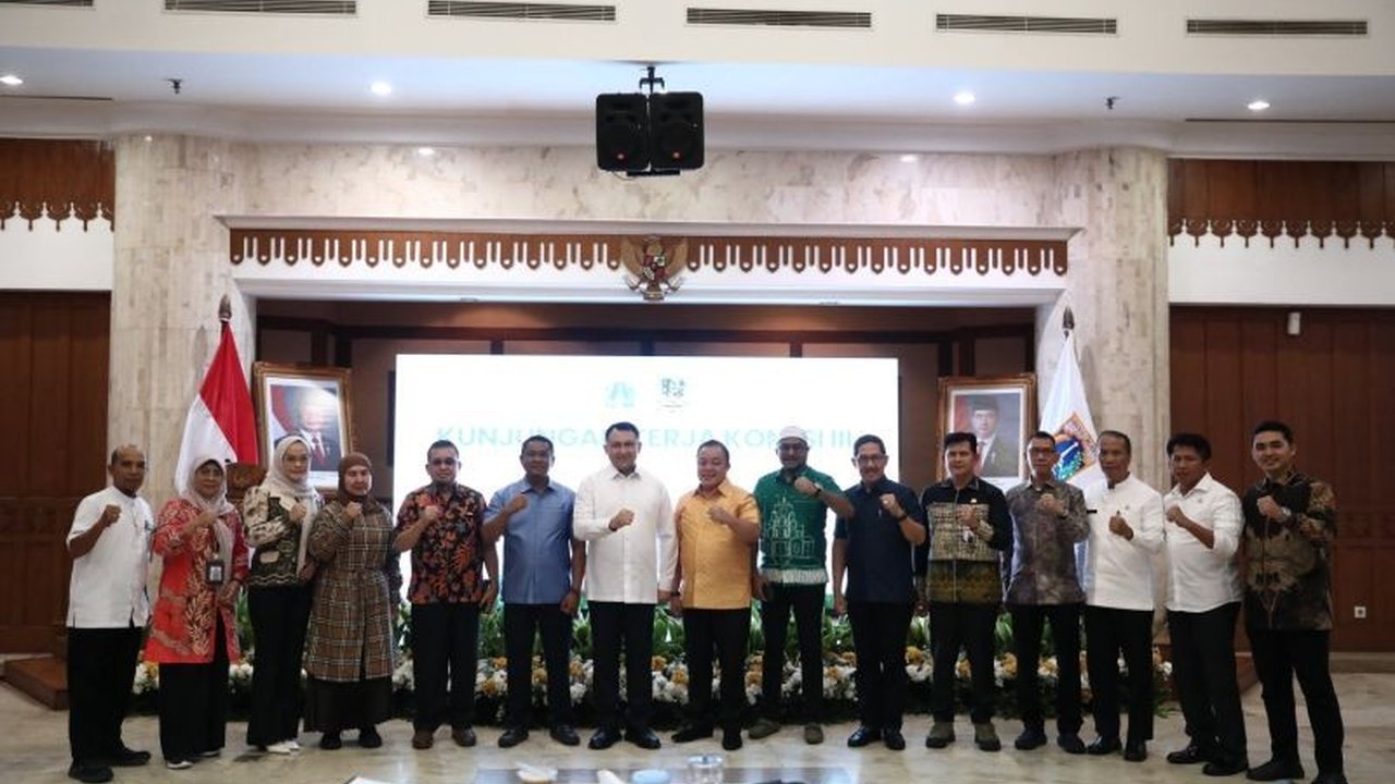 Suku Dinas Lingkungan Hidup Jakarta Utara berhasil menurunkan produksi sampah signifikan. Simak strategi komprehensif Pengelolaan Sampah Jakarta Utara yang menjadikannya percontohan nasional.