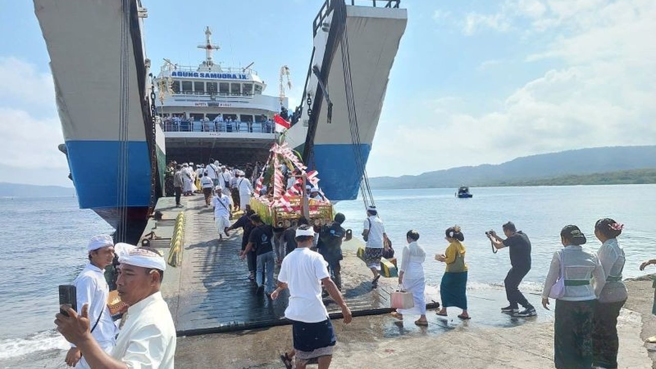 Umat Hindu di Jembrana menggelar Upacara Pakelem Selat Bali pascatenggelamnya KMP Tunu Pratama Jaya. Cari tahu makna mendalam dan tujuannya di sini.