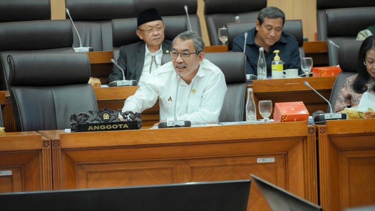 Anggota DPR RI mengapresiasi langkah pemerintah dan PLN dalam mempercepat elektrifikasi di wilayah 3T, mewujudkan Keadilan Energi. Namun, ribuan desa masih gelap.