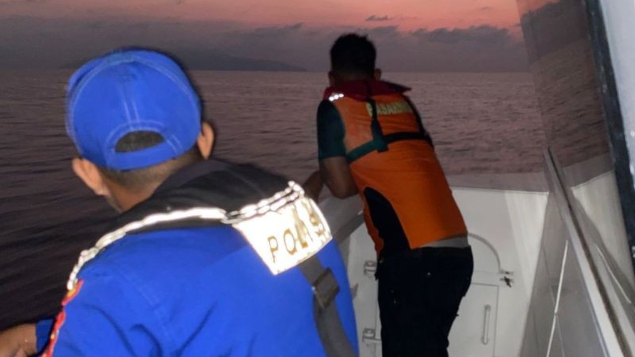 Tim SAR gabungan mencari KM Mulya Abadi, sebuah kapal patah kemudi yang membawa delapan orang di Perairan Utara Flores dan hilang kontak sejak 23 Juli 2025.