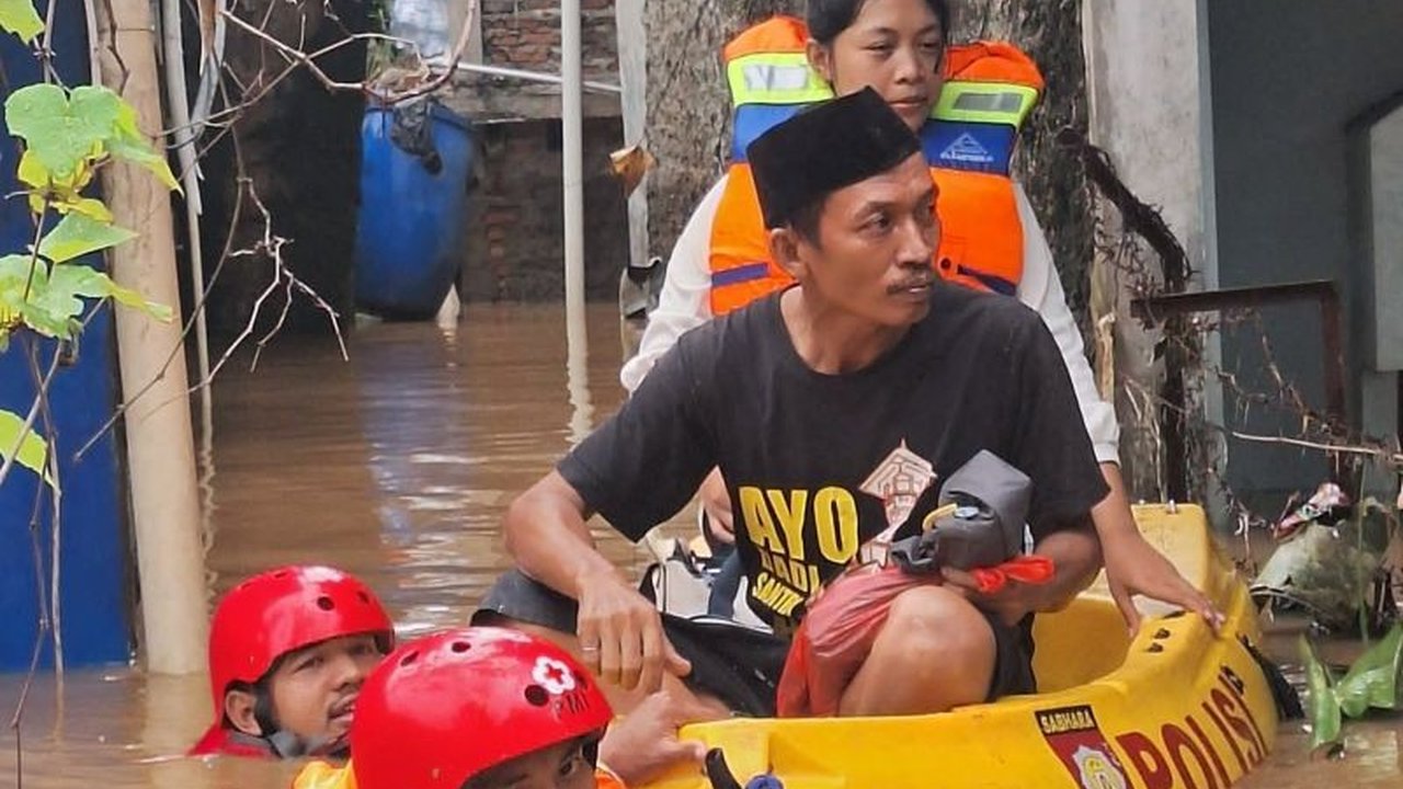 PMI Pusat bergerak cepat menyalurkan bantuan berupa air bersih, hygiene kit, dan pakaian kepada korban banjir di Jakarta dan sekitarnya.