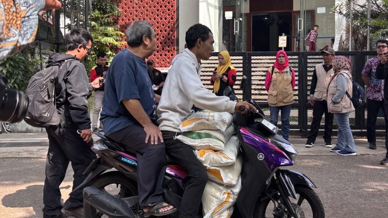 Perum Bulog Cabang Bandung mengucurkan 11.600 ton **bantuan beras Bulog Bandung** kepada 580.000 KPM di Bandung Raya, sebuah langkah strategis menjaga ketahanan pangan.