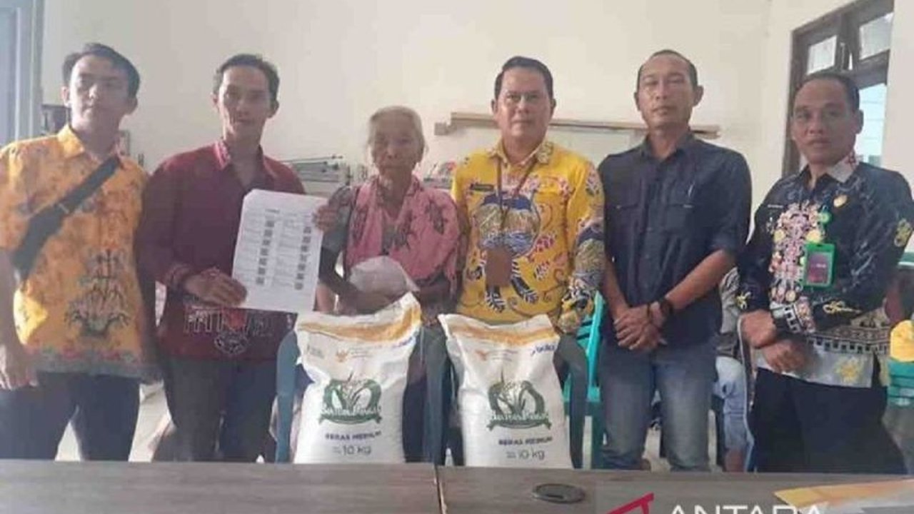 Pemerintah Kabupaten Gunung Mas menyalurkan Bantuan Pangan Gunung Mas kepada ribuan warga di 12 kecamatan. Penasaran berapa total beras yang diterima?