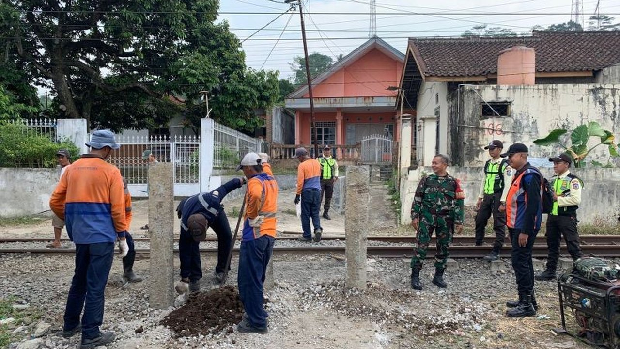 PT KAI Daop 1 Jakarta telah menutup 32 perlintasan liar sejak Januari 2025. Langkah ini merupakan bagian dari upaya serius KAI Jakarta dalam meningkatkan keselamatan perjalanan kereta api dan masyarakat.