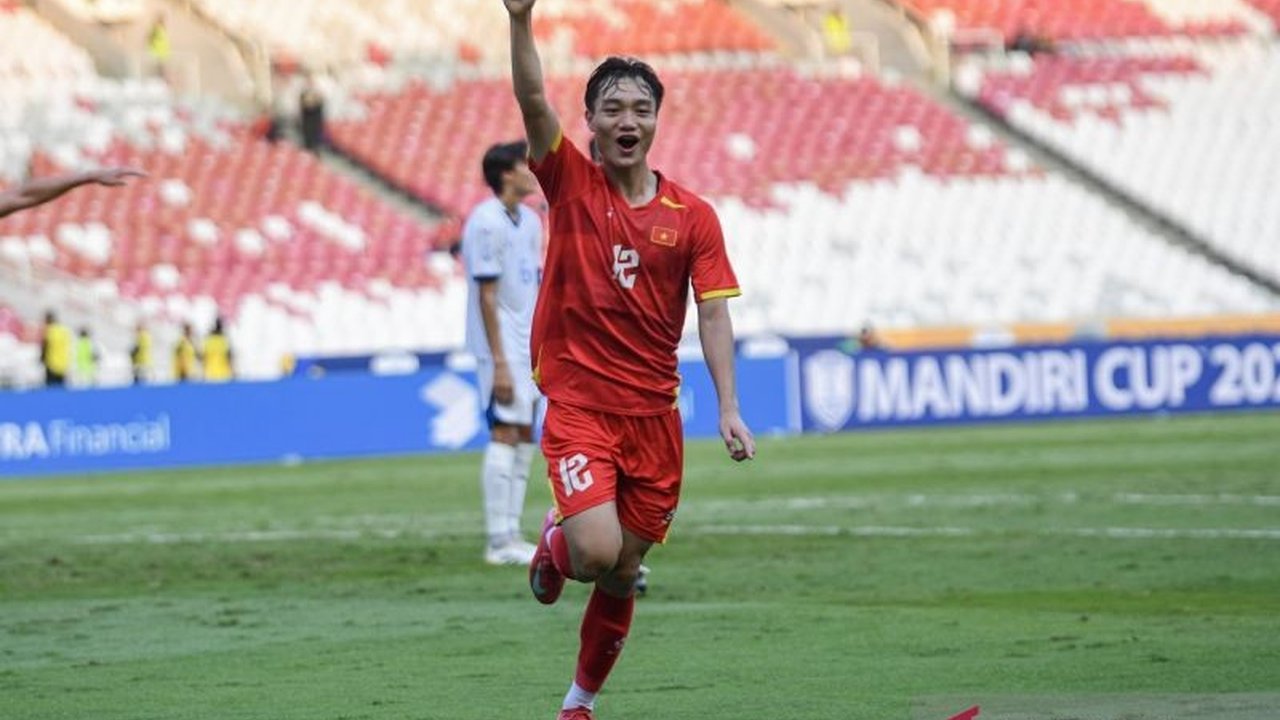 Timnas U-23 Vietnam mencetak sejarah dengan melaju ke final Kejuaraan ASEAN U-23 tiga kali beruntun, usai menaklukkan Filipina. Bagaimana perjalanan mereka?