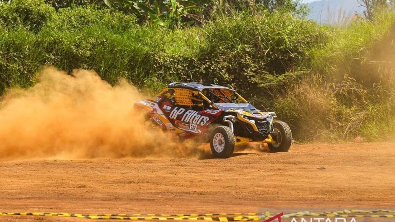 Pereli nasional Rizal Sungkar berhasil meraih peringkat kedua dalam Kejurnas Speed Offroad putaran kedua, menandai comeback impresifnya setelah absen sejak 2017. Penasaran detail persaingan ketatnya?