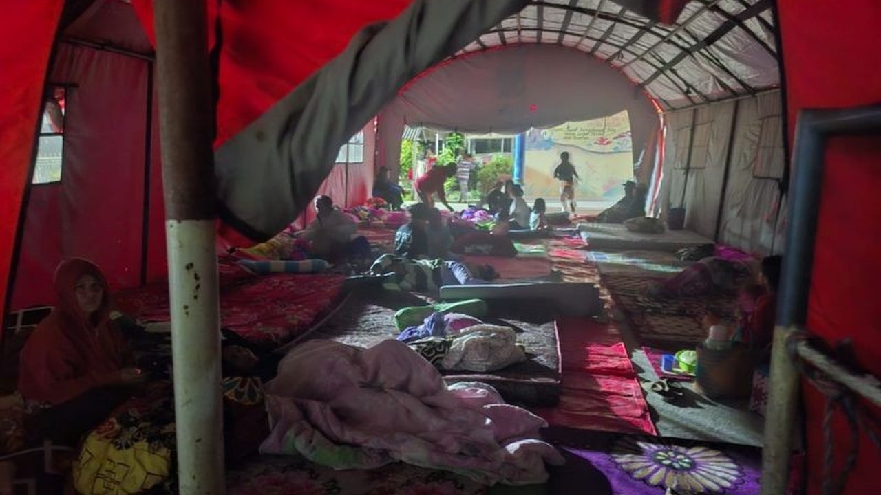 Badan Nasional Penanggulangan Bencana (BNPB) melaporkan ribuan warga mengungsi akibat Dampak Gempa Poso magnitudo 6.0 di Sulawesi Tengah. Simak detail kerusakannya!