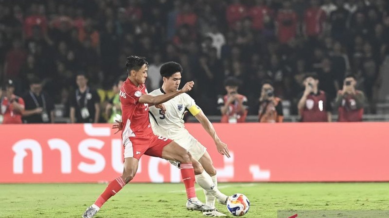 Timnas U-23 Indonesia bermain imbang tanpa gol melawan Thailand di babak pertama semifinal Kejuaraan ASEAN U-23 2025. Akankah dominasi penguasaan bola berbuah gol di babak kedua?