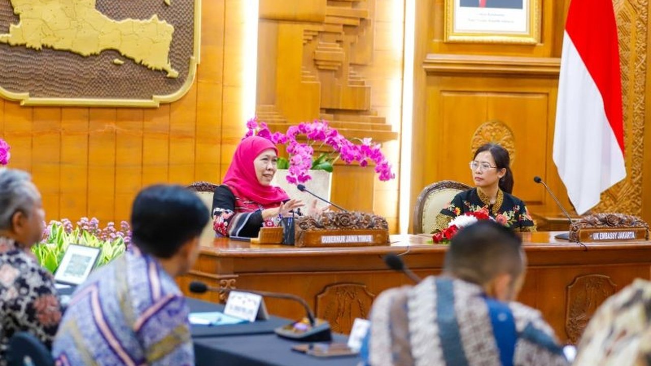 Pemerintah Provinsi Jawa Timur bekerja sama dengan Kedubes Inggris untuk mempercepat proyek Kereta Perkotaan Jawa Timur. Bagaimana sinergi ini akan mengatasi kemacetan?