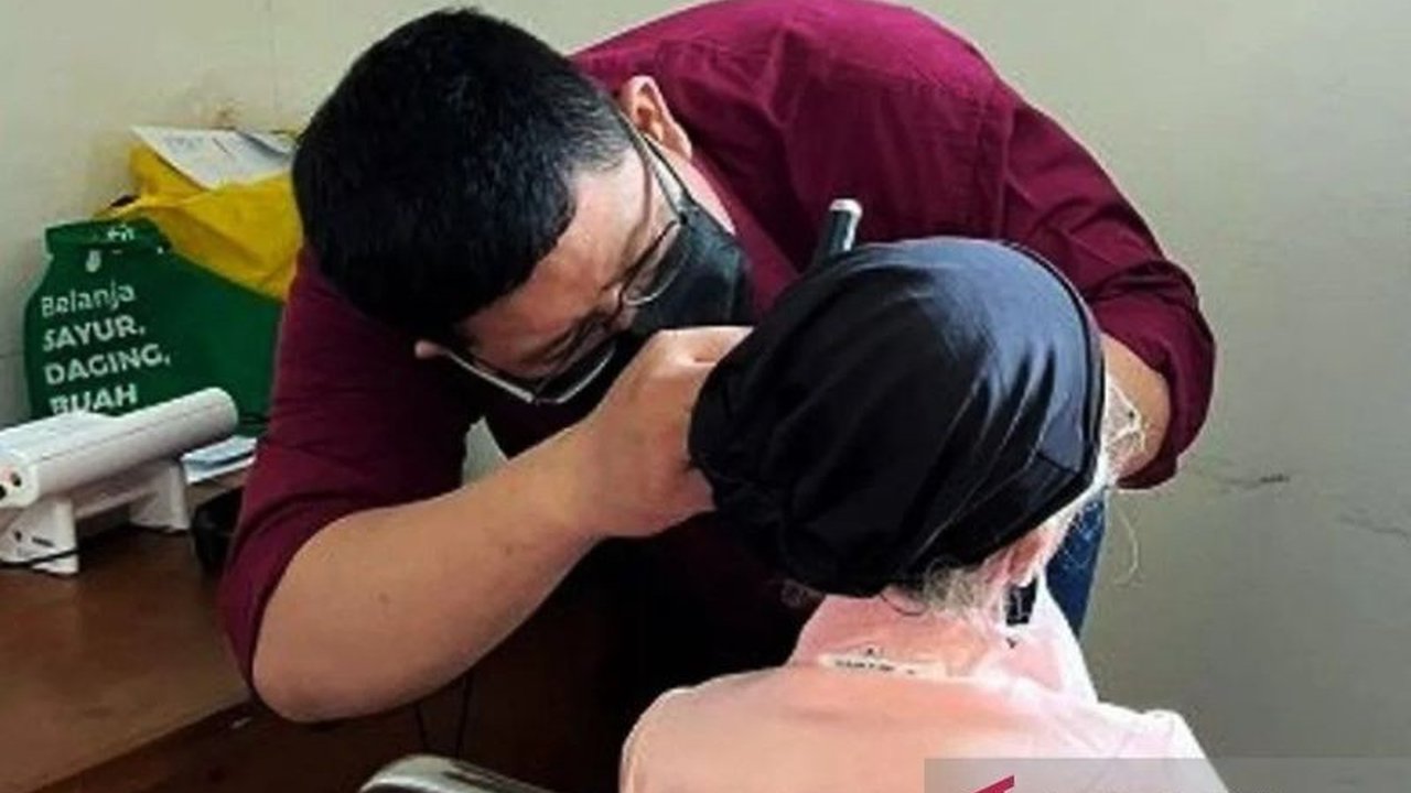 Sudinsos Jakarta Barat telah menyalurkan ratusan Alat Bantu Difabel kepada warga sejak Januari hingga Juli 2025. Simak detail jenis bantuan dan cara pengajuannya!