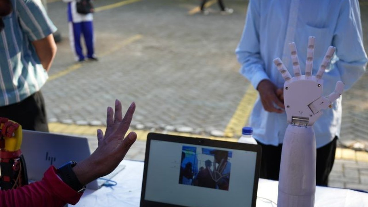 Ringan dan Portabel: Robot Eksoskeleton Terapi Stroke FT Unej Siap Bantu Rehabilitasi Pasien