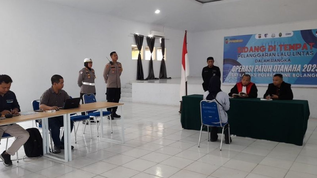 Polres Bone Bolango sukses menerapkan sistem sidang di tempat dalam Operasi Patuh Otanaha 2025, terbukti efektif meningkatkan kepatuhan lalu lintas dan menekan pelanggaran.