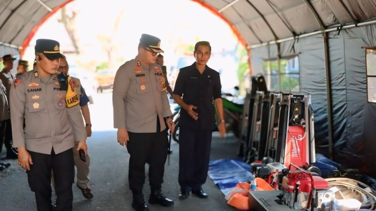 Kapolres OKU AKBP Endro Aribowo meninjau Kesiapan Karhutla OKU di Kantor BPBD, memastikan peralatan siap tempur hadapi kemarau panjang demi Kabupaten Zero Fire.