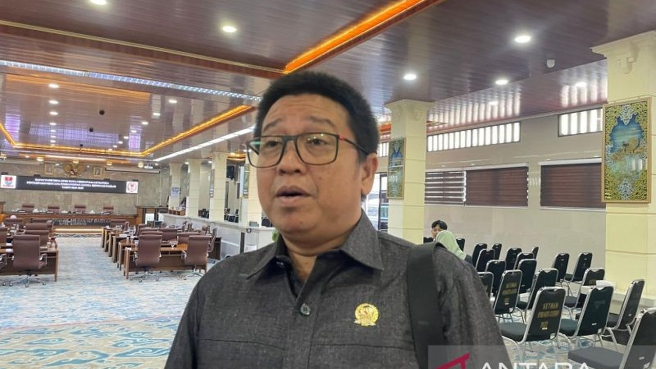 Komisi II DPRD Kota Cirebon mendesak pembenahan menyeluruh BUMD Cirebon, termasuk pengisian jabatan strategis dan perbaikan manajemen, setelah target dividen tak tercapai.