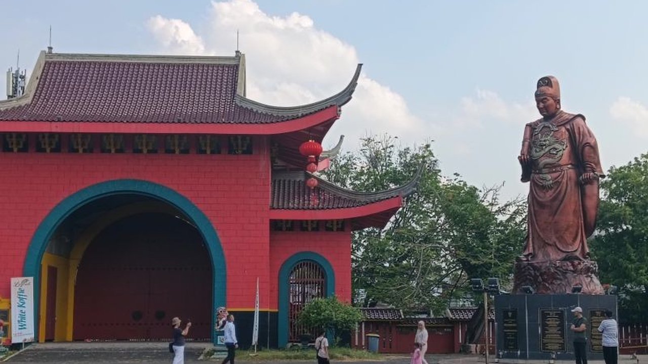 Semarang bersiap menyambut Kirab Cheng Ho Semarang yang ke-620 tahun. Sebanyak 14 kelenteng dari berbagai daerah akan berpartisipasi, menjanjikan kemeriahan tak terduga.