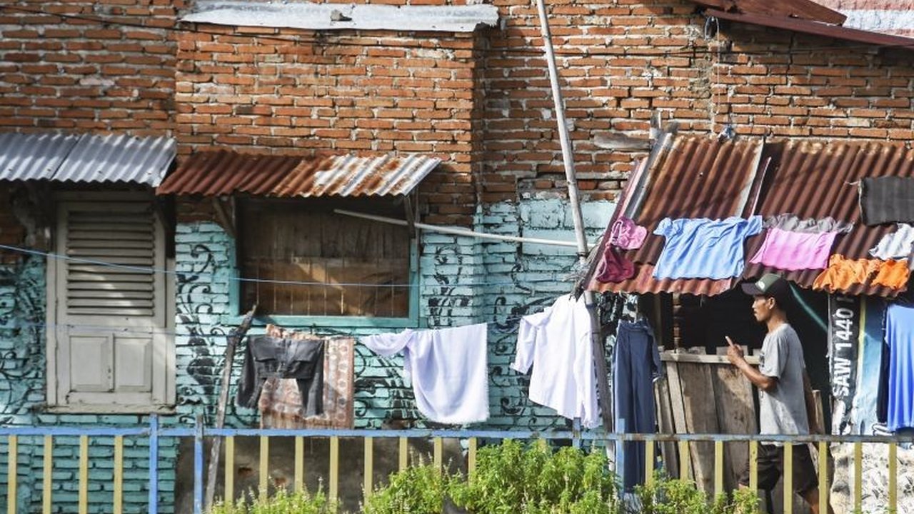 Banjir di Lombok Barat akibat hujan deras Februari 2025 dorong Disperkim NTB identifikasi pemukiman di sempadan sungai dan rencana relokasi untuk cegah banjir berulang.