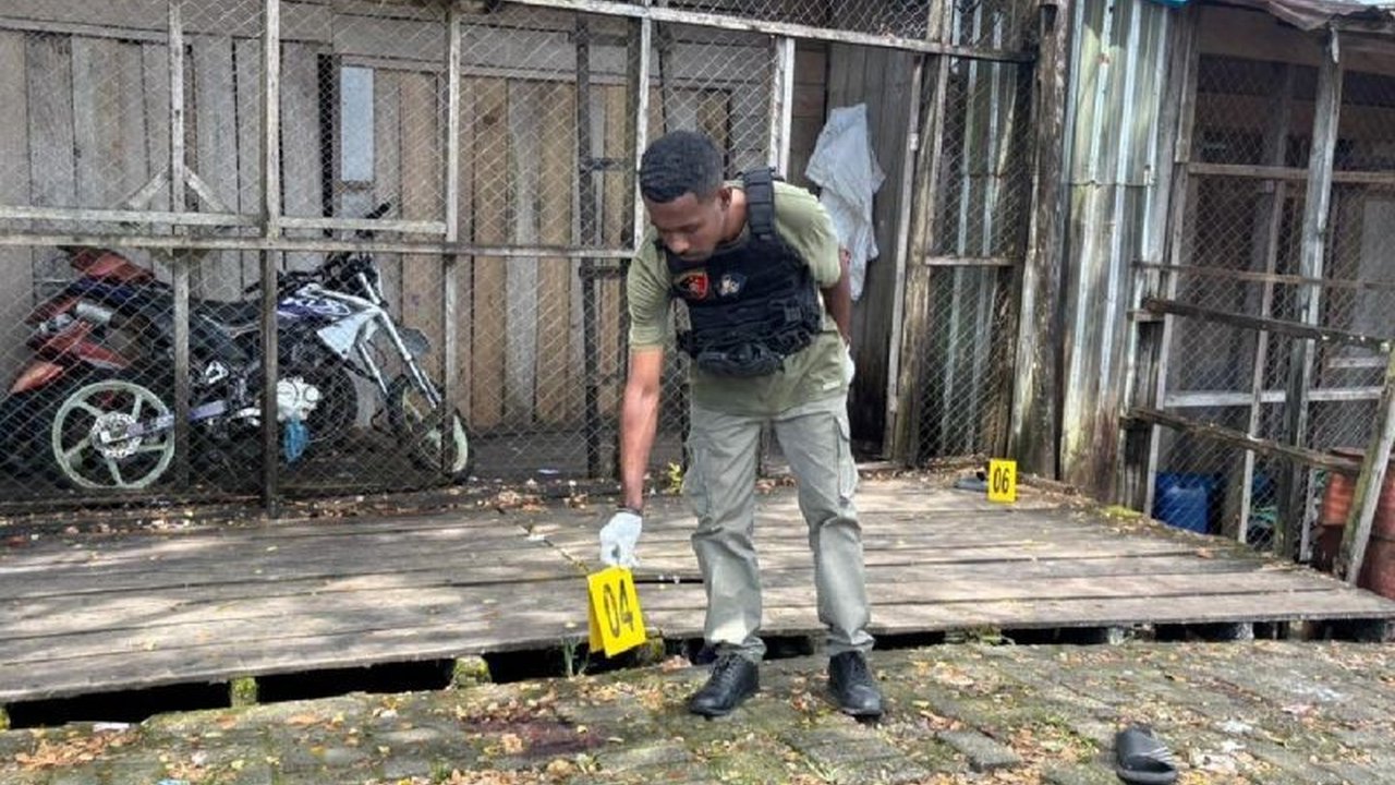 Satgas Damai Cartenz memastikan korban pembunuhan KKB Dekai adalah warga sipil, membantah klaim pelaku. Simak fakta sebenarnya di balik insiden tragis ini.