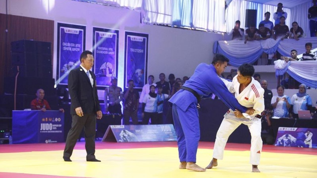 Kapolri Jenderal Listyo Sigit Prabowo mengejutkan publik dengan menjadi wasit judo di Kejuaraan Kapolri Cup 2025. Ternyata, ia adalah peraih sabuk hitam judo!