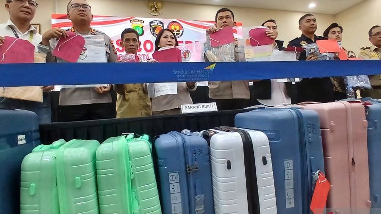Kasus penyelundupan benih lobster senilai miliaran rupiah di Bandara Soekarno-Hatta terungkap, melibatkan lima petugas avsec. Bagaimana modus operandi mereka?