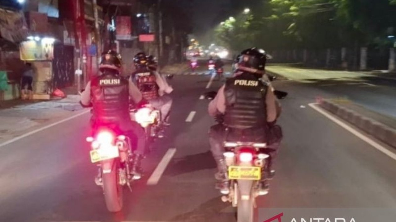 Patroli Polda Metro Jaya berhasil mengamankan 11 remaja di Jakarta Timur, terlibat dalam dugaan tawuran dan penyalahgunaan narkoba. Apa saja barang bukti yang disita?